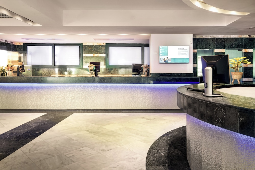 Sol Milanos Pingüinos — Hotel building in Son Bou, Balearic Islands