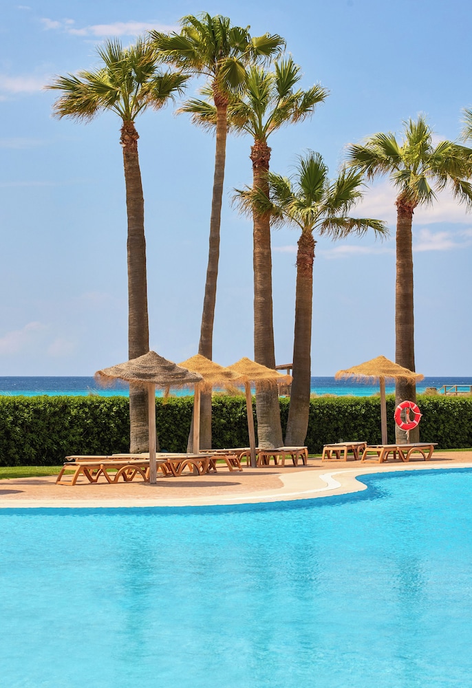 Sol Milanos Pingüinos — Swimming pool in Son Bou, Balearic Islands