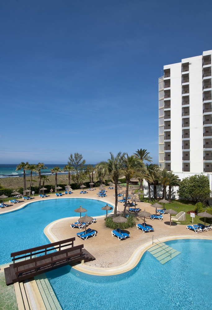 Sol Milanos Pingüinos — Swimming pool in Son Bou, Balearic Islands