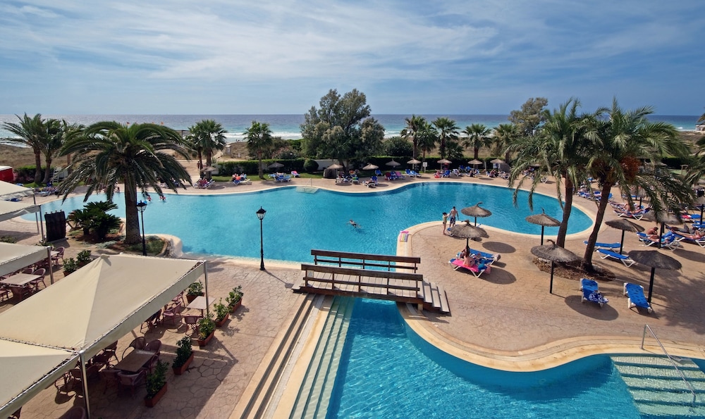 Sol Milanos Pingüinos — Swimming pool in Son Bou, Balearic Islands