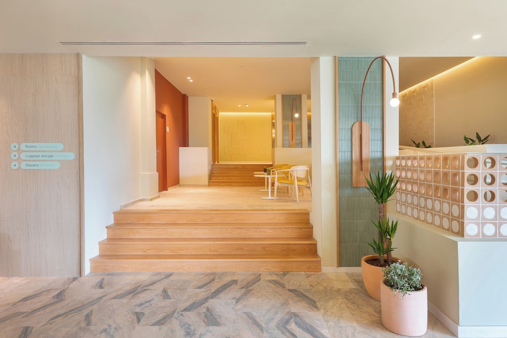 Sol Arona Tenerife — Hotel building in Los Cristianos, Canary Islands