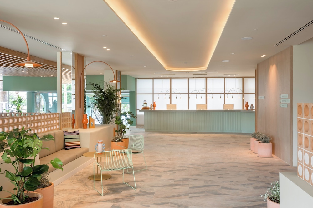 Sol Arona Tenerife — Hotel building in Los Cristianos, Canary Islands