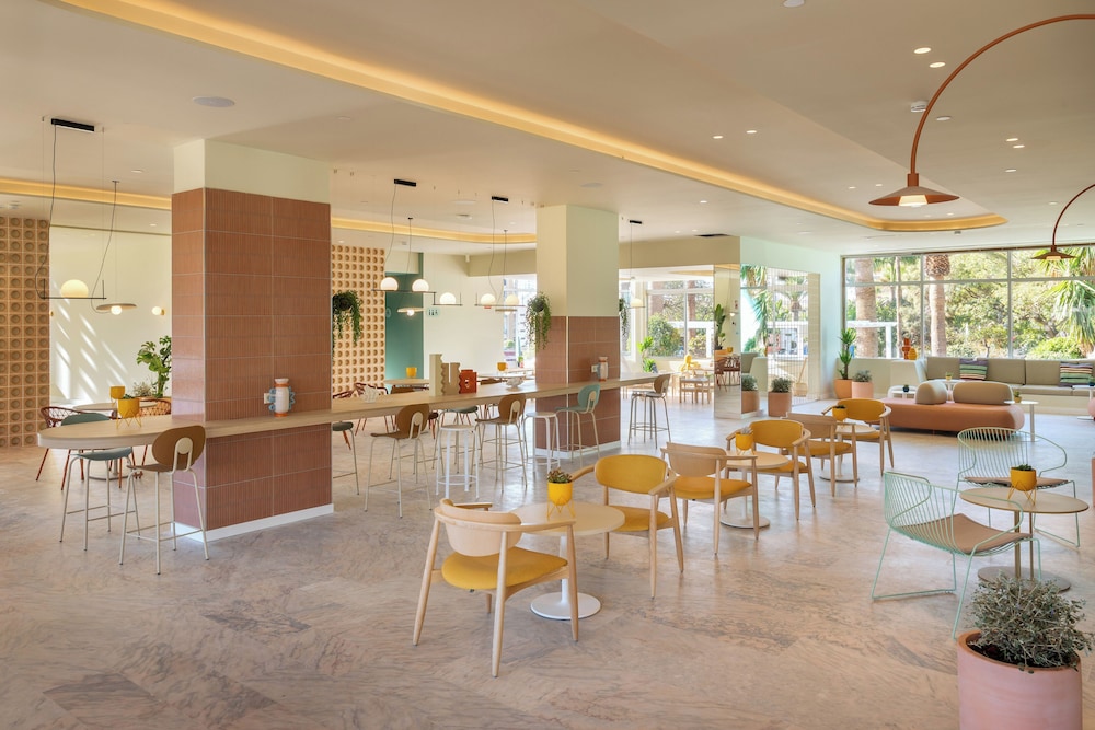 Sol Arona Tenerife — Restaurant & bars in Los Cristianos, Canary Islands