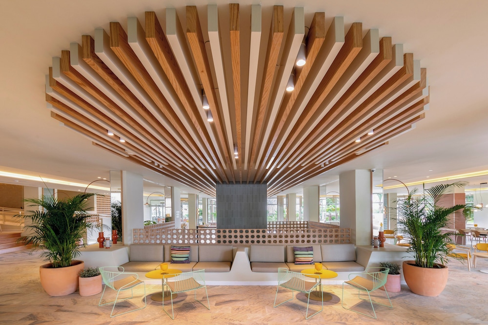 Sol Arona Tenerife — Hotel building in Los Cristianos, Canary Islands