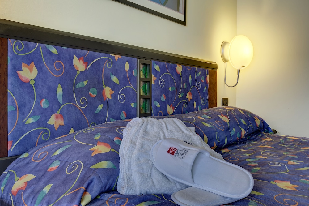 Hotel San Pietro — Hotel rooms in Limone sul Garda, Lombardy
