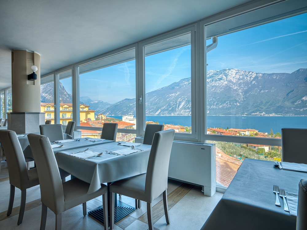 Hotel San Pietro — Hotel rooms in Limone sul Garda, Lombardy