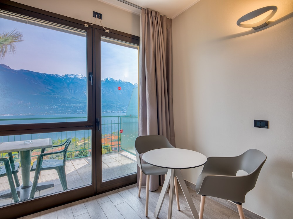 Hotel San Pietro — Hotel rooms in Limone sul Garda, Lombardy