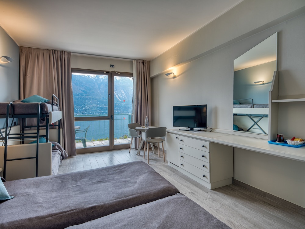 Hotel San Pietro — Hotel rooms in Limone sul Garda, Lombardy