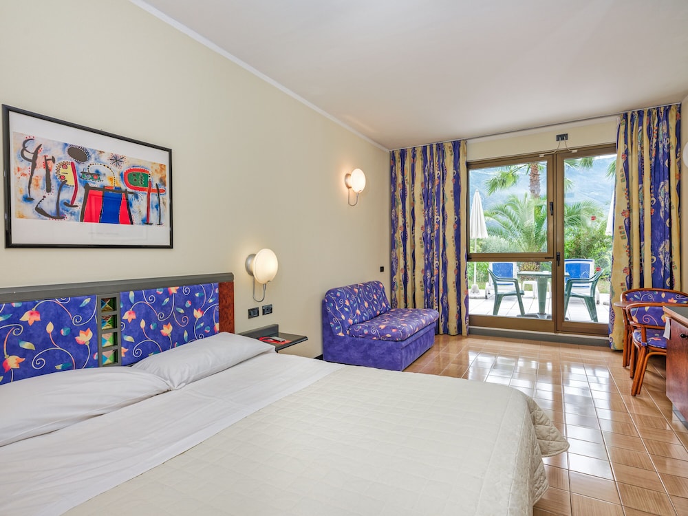 Hotel San Pietro — Hotel rooms in Limone sul Garda, Lombardy