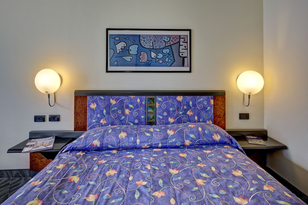 Hotel San Pietro — Hotel rooms in Limone sul Garda, Lombardy