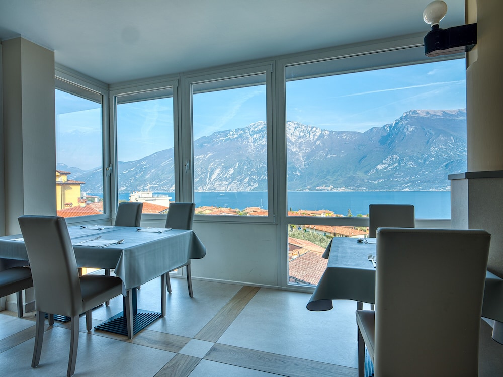 Hotel San Pietro — Hotel rooms in Limone sul Garda, Lombardy