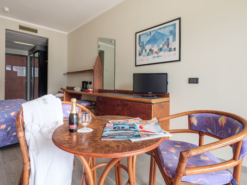 Hotel San Pietro — Hotel rooms in Limone sul Garda, Lombardy