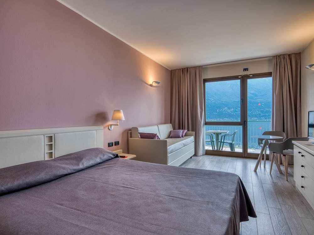 Hotel San Pietro — Hotel rooms in Limone sul Garda, Lombardy