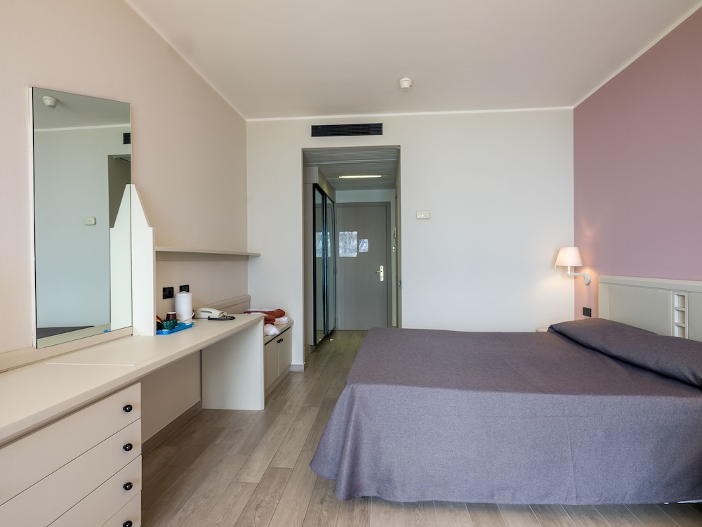 Hotel San Pietro — Hotel rooms in Limone sul Garda, Lombardy