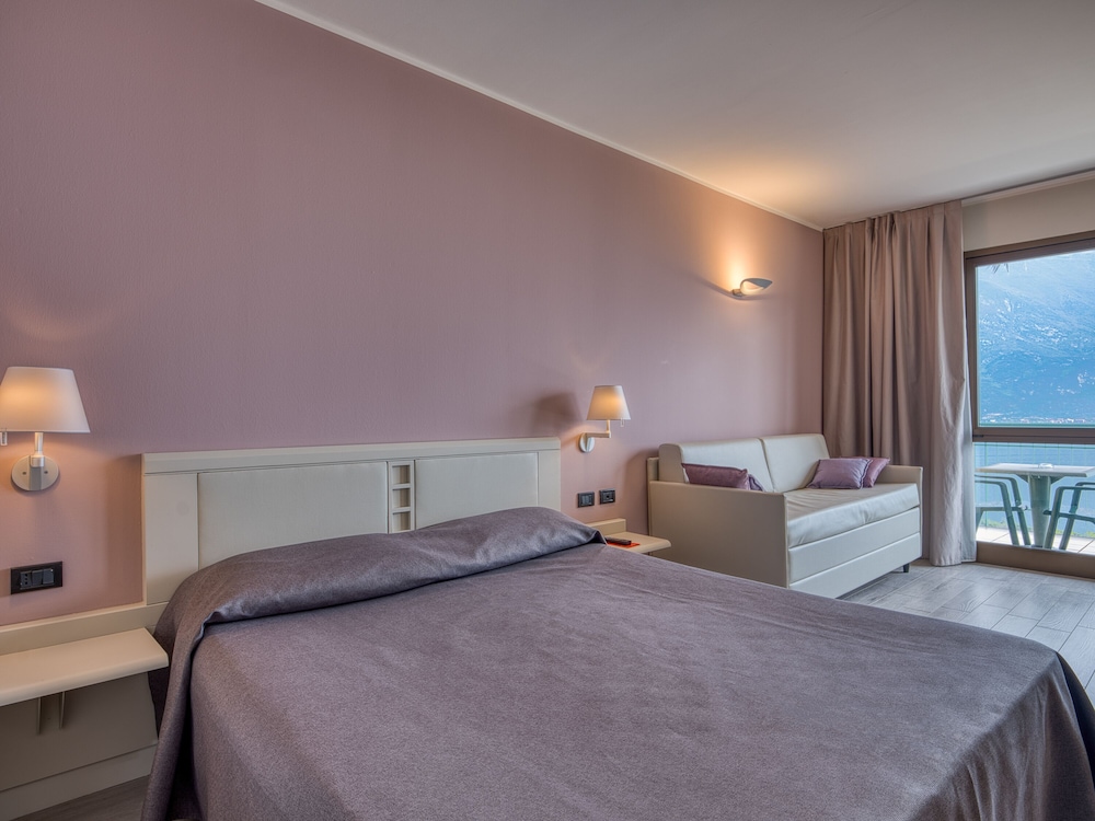 Hotel San Pietro — Hotel rooms in Limone sul Garda, Lombardy