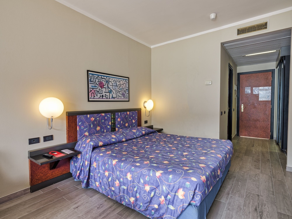 Hotel San Pietro — Hotel rooms in Limone sul Garda, Lombardy