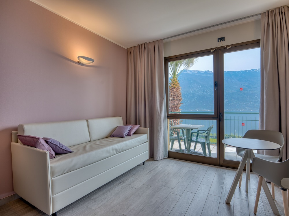Hotel San Pietro — Hotel rooms in Limone sul Garda, Lombardy
