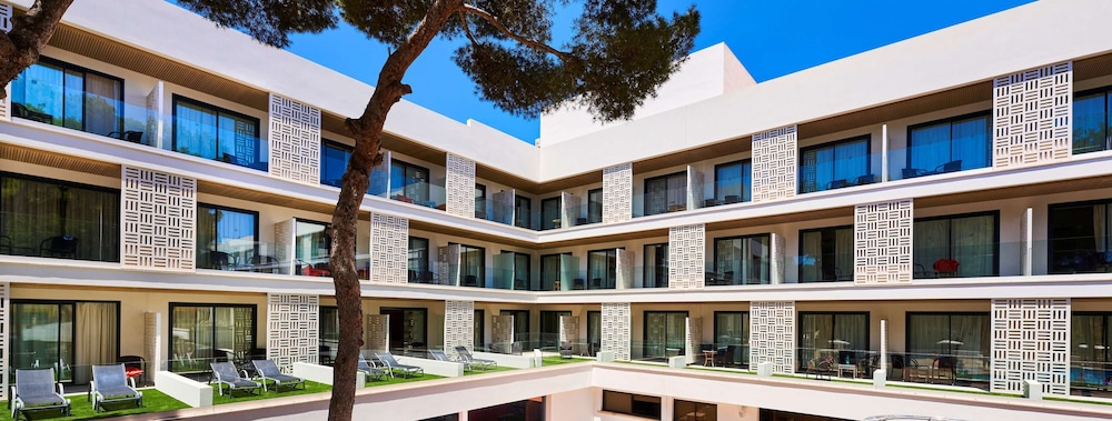 Hotel & Spa S'entrador Playa — Hotel building in Cala Ratjada, Balearic Islands