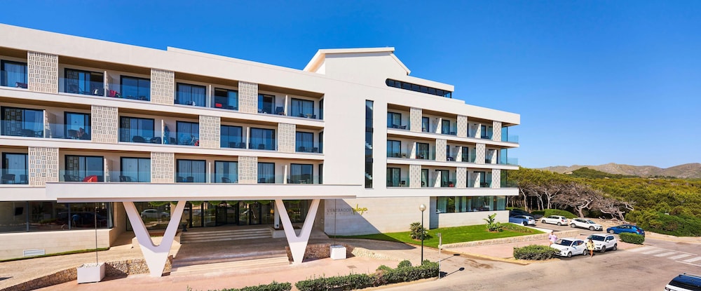 Hotel & Spa S'entrador Playa — Hotel building in Cala Ratjada, Balearic Islands
