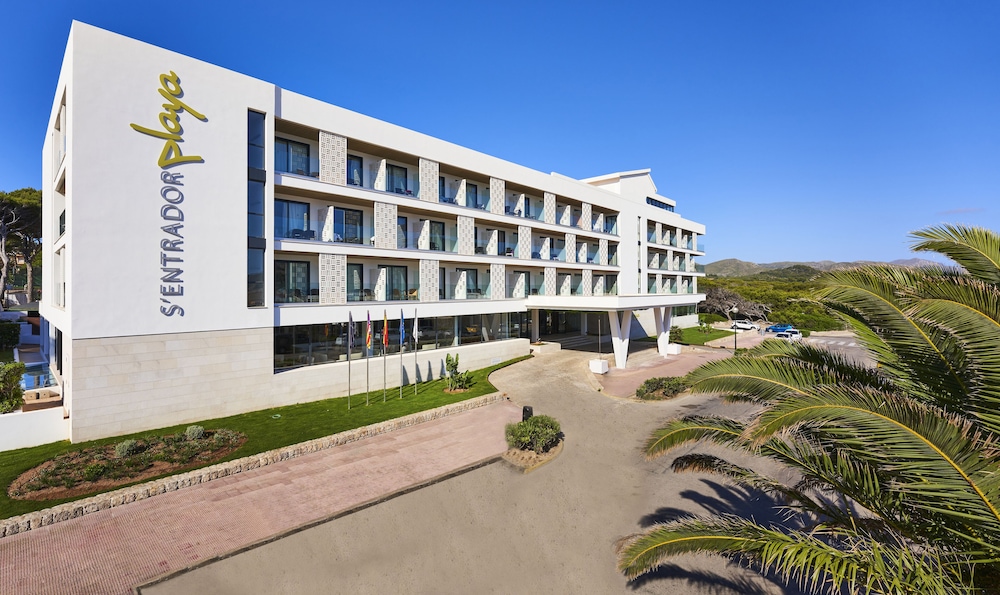 Hotel & Spa S'entrador Playa — Hotel building in Cala Ratjada, Balearic Islands