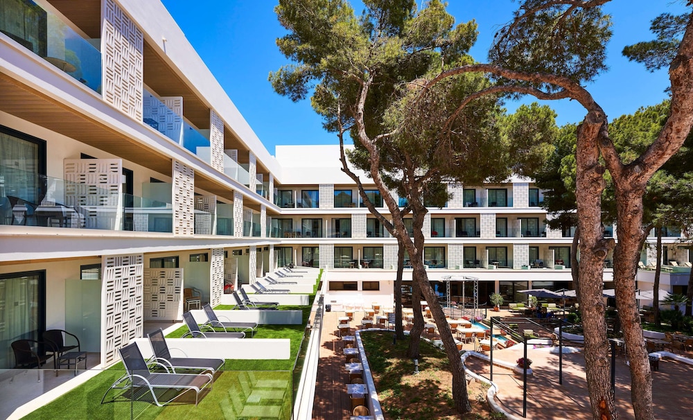 Hotel & Spa S'entrador Playa — Hotel building in Cala Ratjada, Balearic Islands