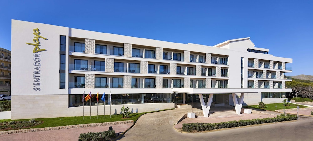 Hotel & Spa S'entrador Playa — Hotel building in Cala Ratjada, Balearic Islands
