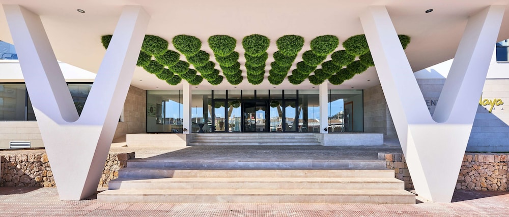 Hotel & Spa S'entrador Playa — Hotel building in Cala Ratjada, Balearic Islands