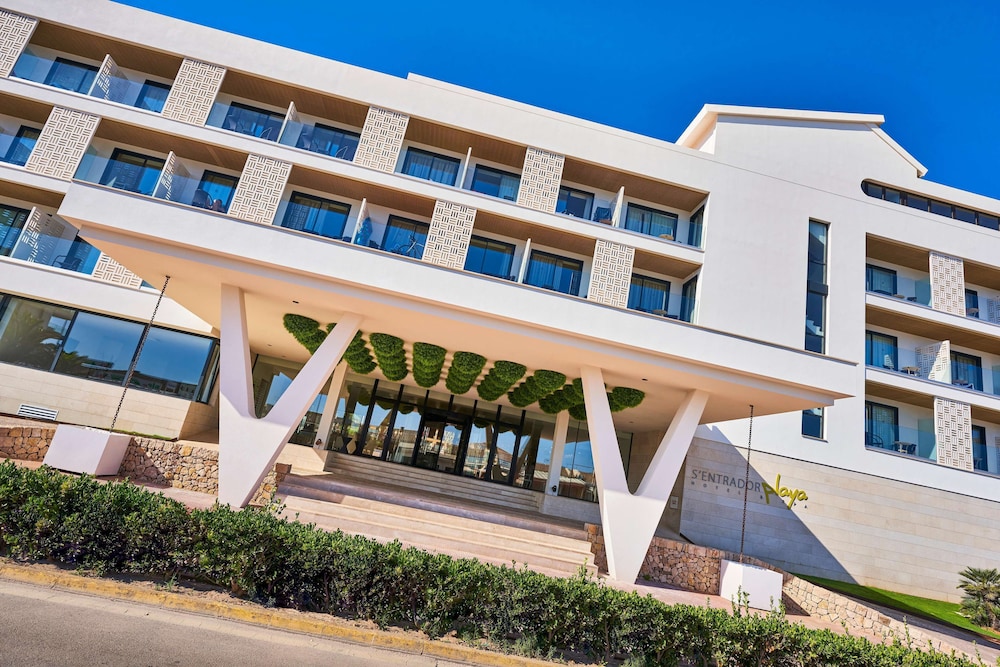 Hotel & Spa S'entrador Playa — Hotel building in Cala Ratjada, Balearic Islands