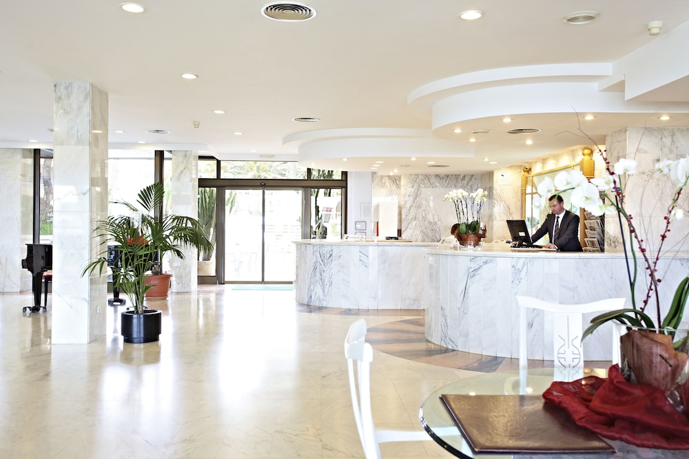 Hotel & Spa S'entrador Playa — Hotel building in Cala Ratjada, Balearic Islands