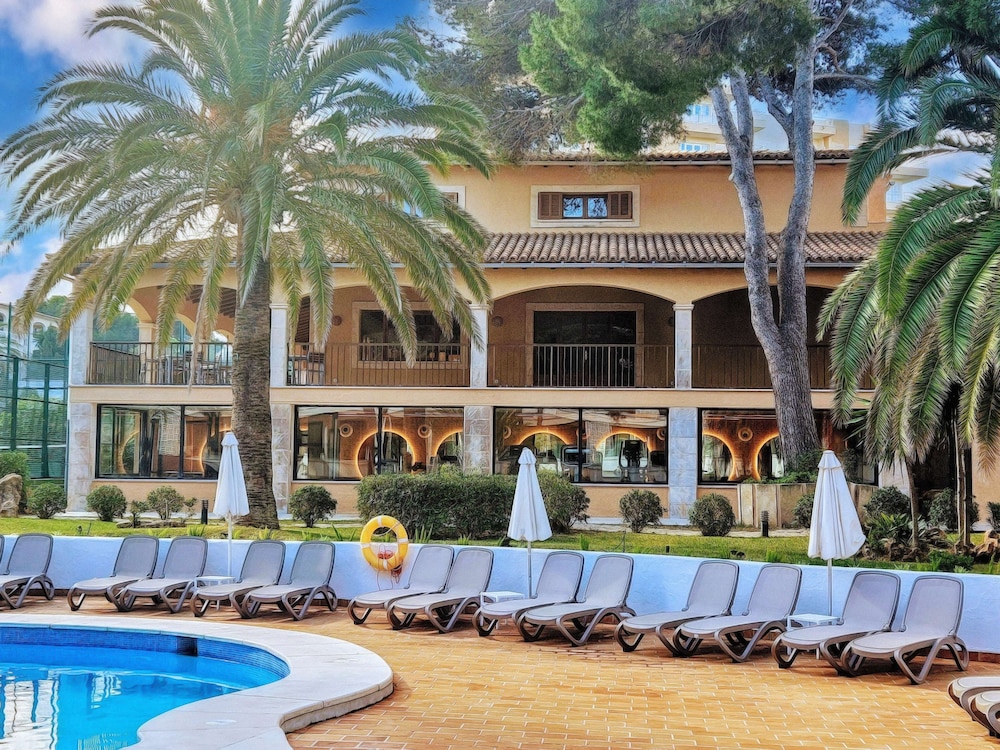Hotel & Spa S'entrador Playa — Hotel building in Cala Ratjada, Balearic Islands