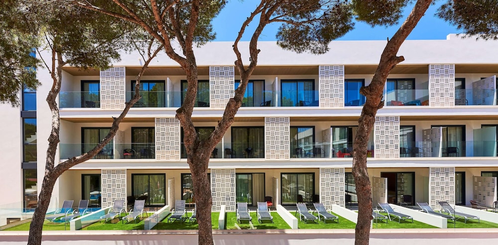 Hotel & Spa S'entrador Playa — Hotel building in Cala Ratjada, Balearic Islands
