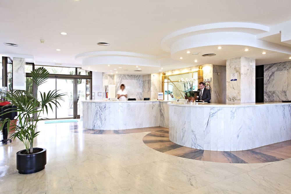 Hotel & Spa S'entrador Playa — Hotel building in Cala Ratjada, Balearic Islands