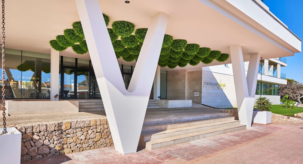 Hotel & Spa S'entrador Playa — Hotel building in Cala Ratjada, Balearic Islands