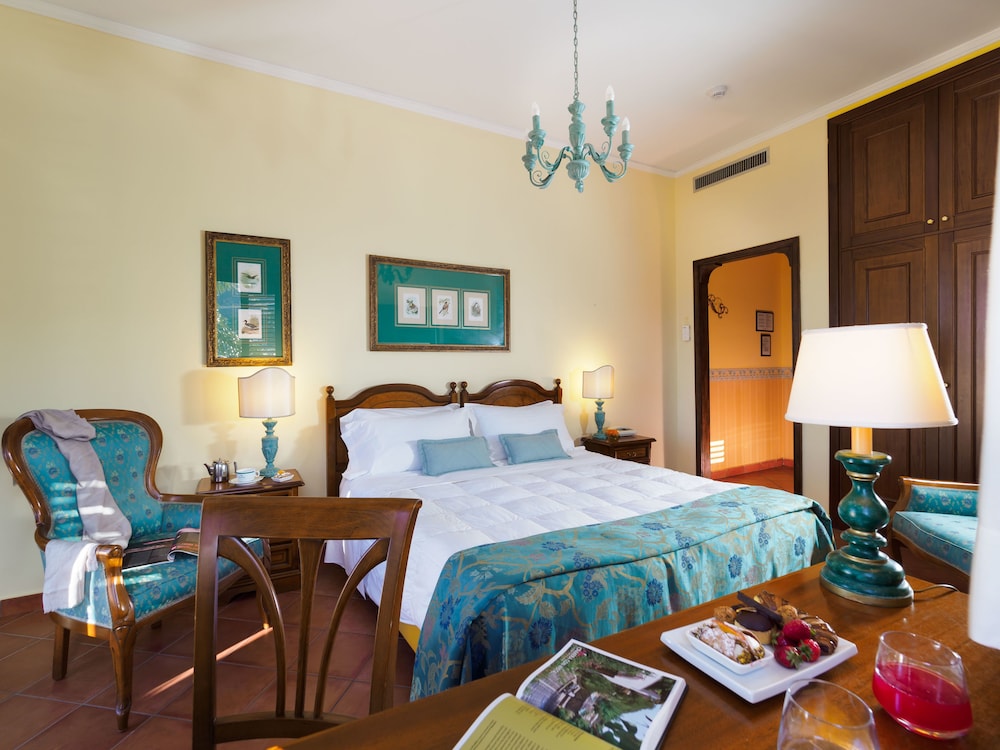 Hotel Sirius — Hotel rooms in Taormina, Sicily
