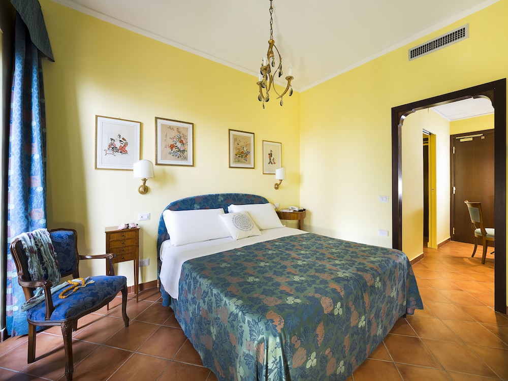 Hotel Sirius — Hotel rooms in Taormina, Sicily