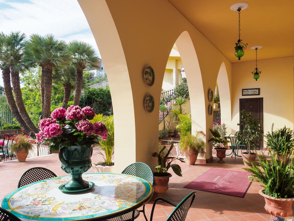 Hotel Sirius — Hotel building in Taormina, Sicily