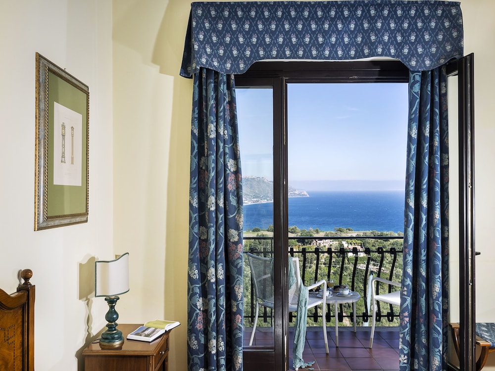 Hotel Sirius — Hotel rooms in Taormina, Sicily