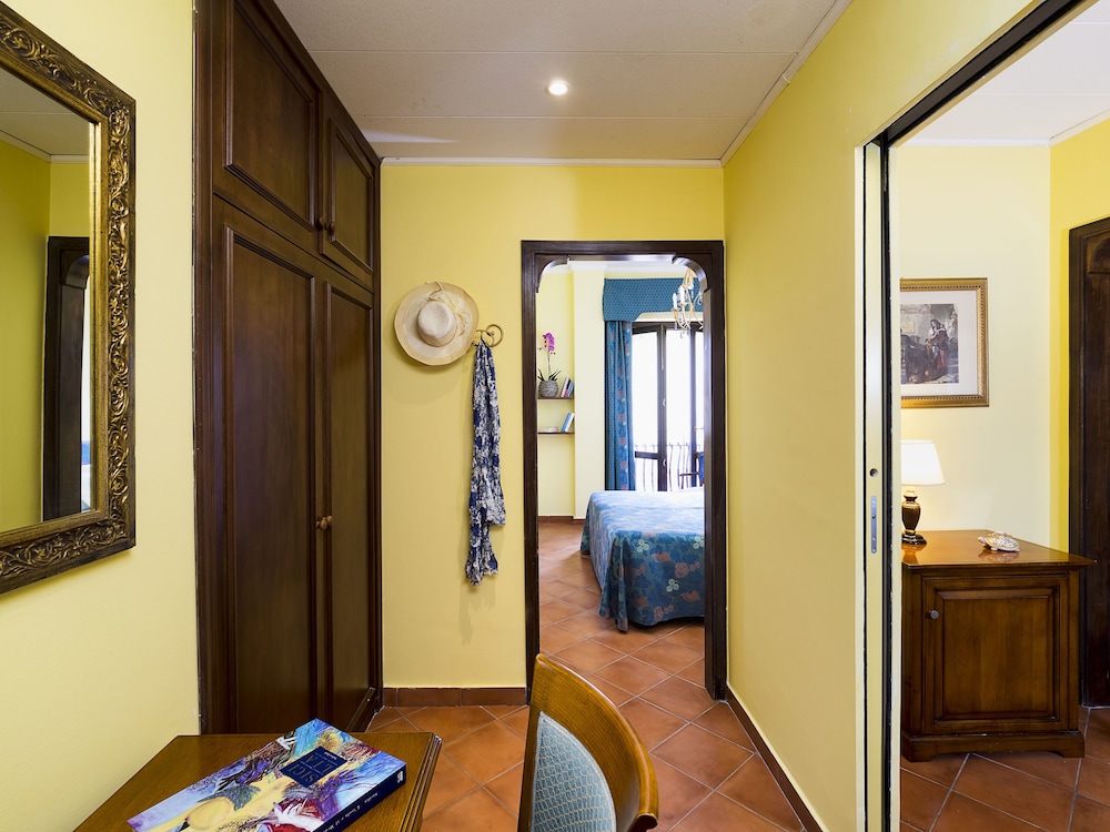 Hotel Sirius — Hotel rooms in Taormina, Sicily