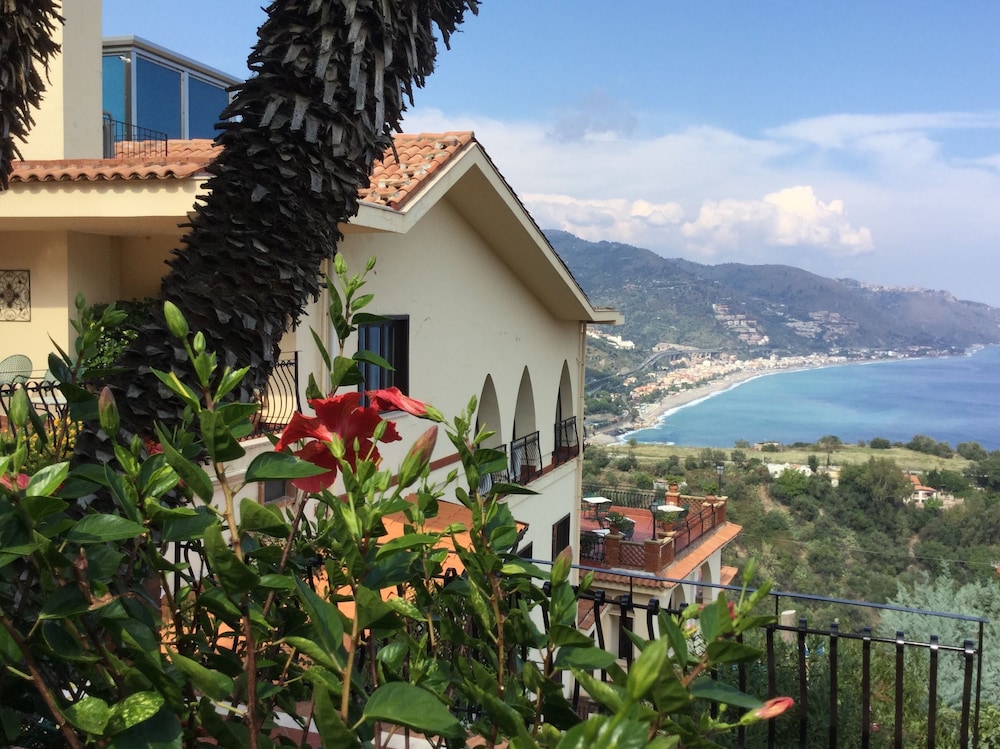 Hotel Sirius — Hotel rooms in Taormina, Sicily