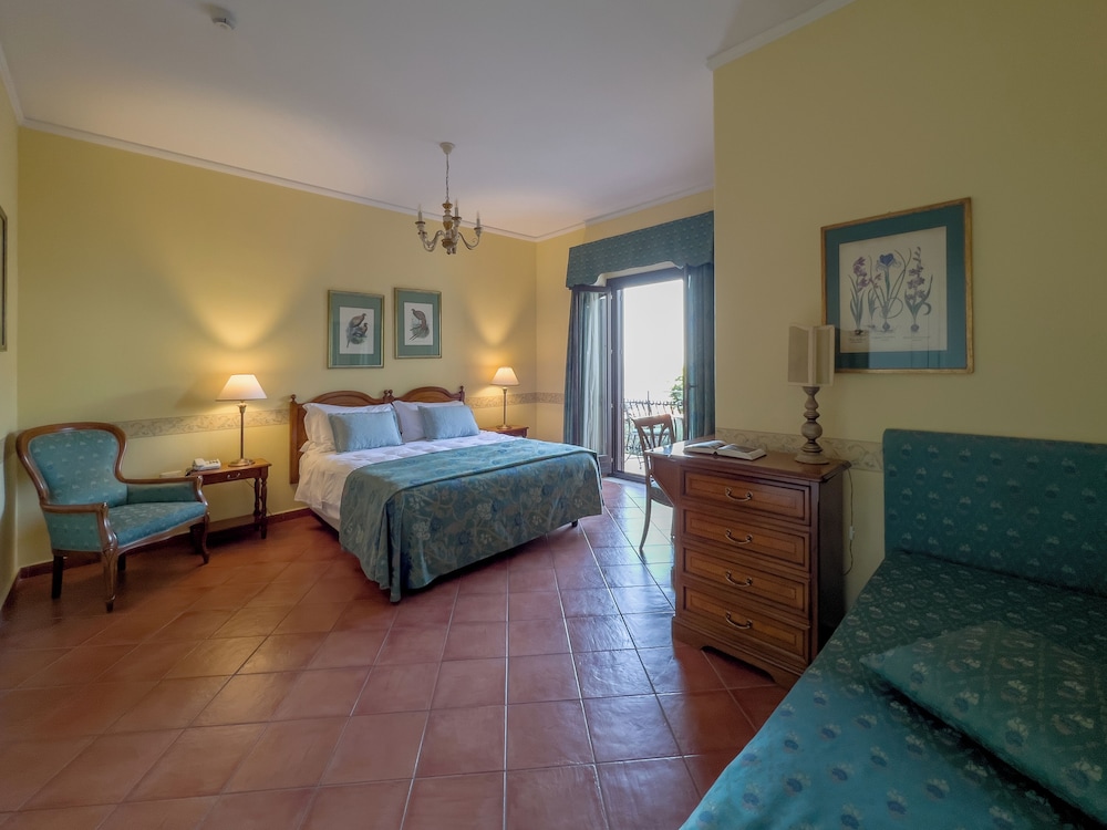 Hotel Sirius — Hotel rooms in Taormina, Sicily