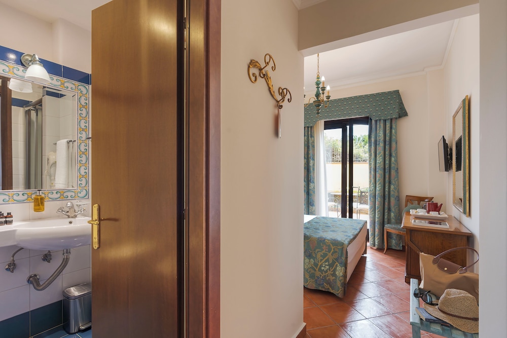 Hotel Sirius — Hotel rooms in Taormina, Sicily