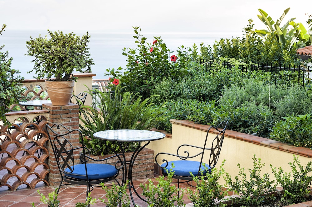 Hotel Sirius — Hotel building in Taormina, Sicily