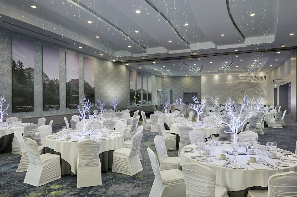 Crowne Plaza Hotel Blanchardstown by IHG — Hotel building in Dublin, Dublin City
