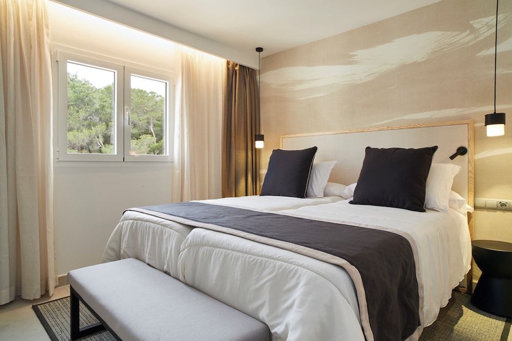 Invisa Hotel Club Cala Blanca — Hotel rooms in Santa Eulalia, Balearic Islands