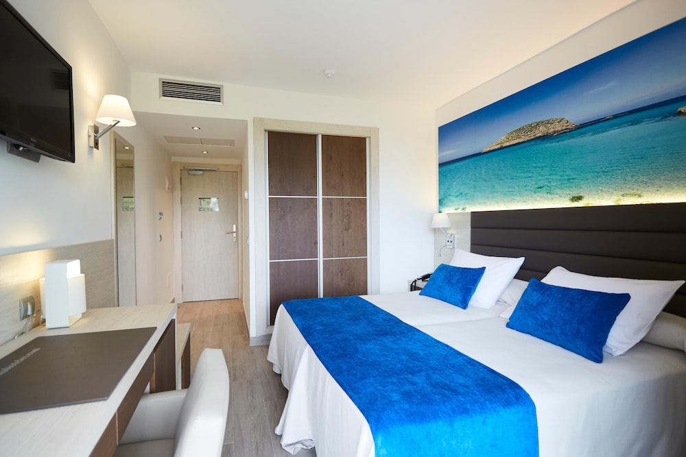 Invisa Hotel Club Cala Blanca — Hotel rooms in Santa Eulalia, Balearic Islands