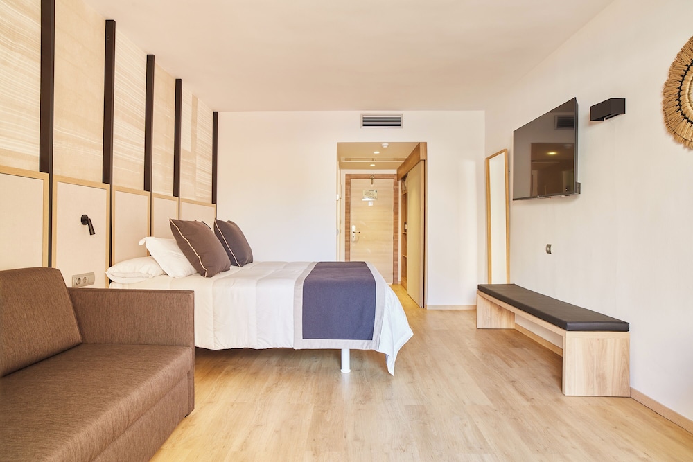 Invisa Hotel Club Cala Blanca — Hotel rooms in Santa Eulalia, Balearic Islands