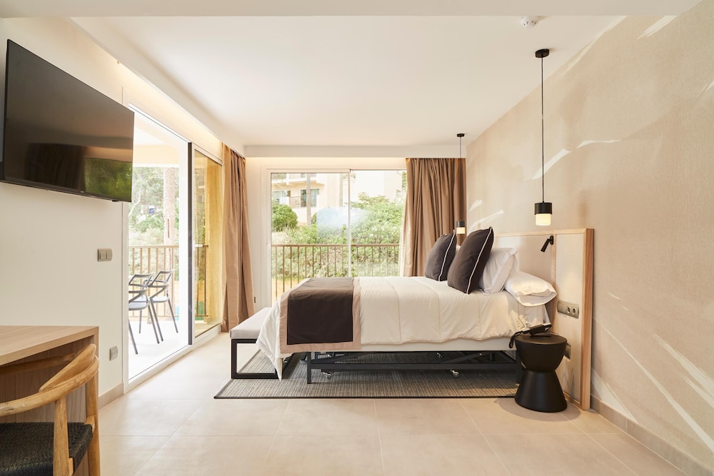 Invisa Hotel Club Cala Blanca — Hotel rooms in Santa Eulalia, Balearic Islands