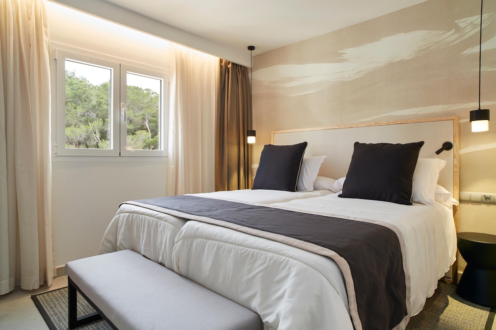 Invisa Hotel Club Cala Blanca — Hotel rooms in Santa Eulalia, Balearic Islands