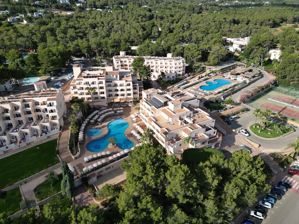 Invisa Hotel Club Cala Blanca — Hotel building in Santa Eulalia, Balearic Islands