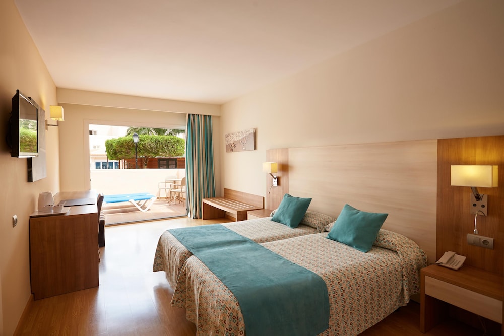 Invisa Hotel Club Cala Blanca — Hotel rooms in Santa Eulalia, Balearic Islands